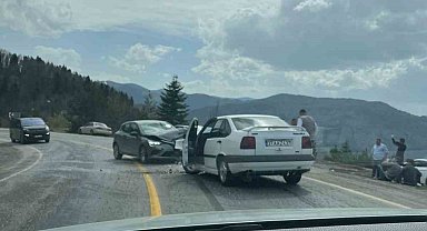 Kastamonu'da iki otomobil kafa kafaya çarpıştı: 3 yaralı