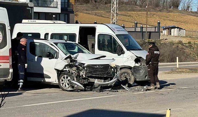 Kastamonu'da minibüs ile hafif ticari araç çarpıştı: 4 yaralı