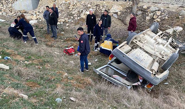 Kastamonu'da şarampole yuvarlanan otomobildeki 2 kişi yaralandı