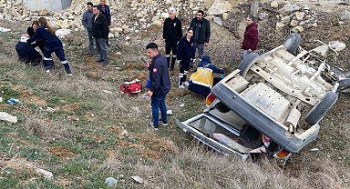 Kastamonu'da şarampole yuvarlanan otomobildeki 2 kişi yaralandı