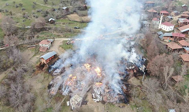 Kastamonu'da yangında 3 ev, 6 ahır, 9 samanlık ve 2 ambar kullanılamaz hale geldi