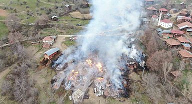 Kastamonu'da yangında 3 ev, 6 ahır, 9 samanlık ve 2 ambar kullanılamaz hale geldi