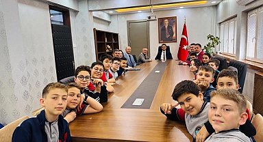 Kaymakam Adem Kaya, Oyuncu Beyinler Turnuvası'nda dereceye giren öğrencileri ağırladı