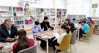 Kaymakam Kahraman öğrencilerle kitap okudu