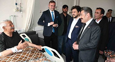 Kaymakam Özçelik'ten hastalara bayram ziyareti
