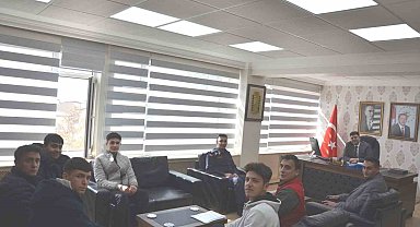 Kaymakam Seyman, bilek güreşi şampiyonlarına belgelerini verdi