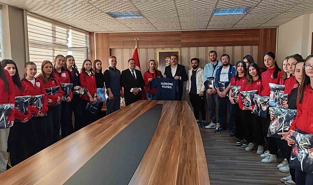 Kaymakamdan şampiyon kızlara eşofman hediyesi