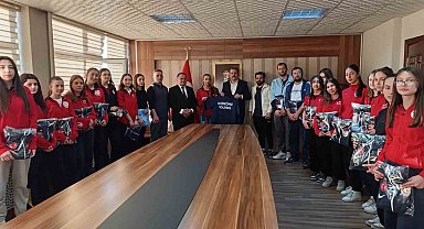 Kaymakamdan şampiyon kızlara eşofman hediyesi