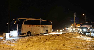 Kaza yapan otomobilin parçalarını toplarken otobüs çarptı