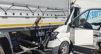 Kazada araçta sıkışan sürücüyü itfaiye kurtardı