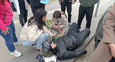 Kazayı gören sağlıkçı elinde steteskop ve tansiyon aletiyle koşup geldi