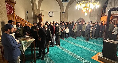 Kemaliye'de Sakal-ı Şerif'i görmek için vatandaşlar Dörtyolağzı Camii'ne akın etti