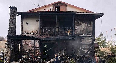 Kırıkkale'de korkutan yangın: Alevler tüpü patlattı, iki katlı ev küle döndü