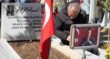 Kırıkkale'de şehit mezarlarına karanfil bırakıldı, dualar edildi