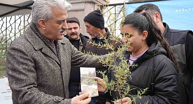 Kırıkkale'de vatandaşlara ücretsiz fidan dağıtıldı