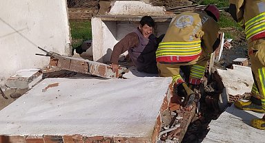 Kırkağaç'ta yıkılan duvarın altında kalan adam yaralandı
