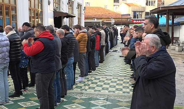 Kırklareli'nde Ramazan Bayramı'nda vatandaşlar camilere akın etti