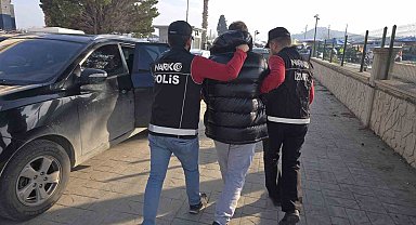 Kırmızı bültenle aranan firari İzmir'de yakalandı