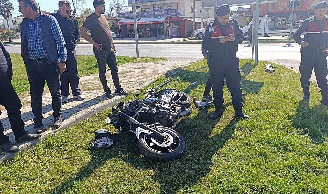 Kırmızı ışık ihlali yapan motosiklet kamyonetle çarpıştı: 1'i ağır, 2 yaralı