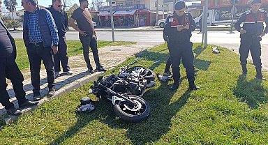 Kırmızı ışık ihlali yapan motosiklet kamyonetle çarpıştı: 1'i ağır, 2 yaralı