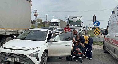Kırmızı ışıkta beklerken tırın çarptığı otomobil sürücüsü yaralandı
