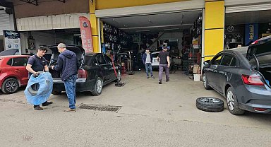 Kış lastiği değişimi ile bayram hazırlığı birleşince lastikçiler yoğun mesai harcıyor