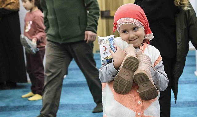 Kızılay Gönüllüleri'nin ayakkabılara bıraktığı hediyeler çocukların yüzünü güldürdü