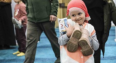 Kızılay Gönüllüleri'nin ayakkabılara bıraktığı hediyeler çocukların yüzünü güldürdü