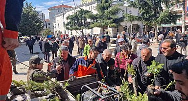 Kocaali'de vatandaşlara ücretsiz meyve fidanı dağıtıldı