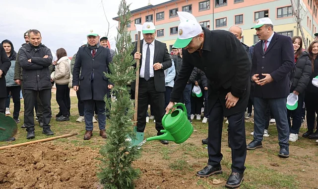 Kocaeli Çayırova'da fidanlar toprakla buluştu