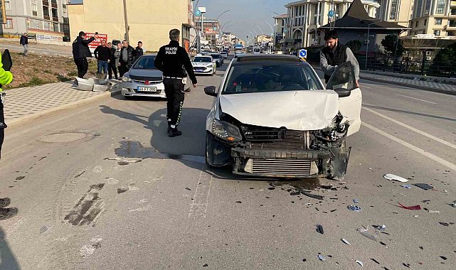 Kocaeli'de 2 otomobil çarpıştı: 1 yaralı