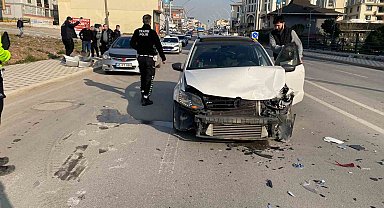 Kocaeli'de 2 otomobil çarpıştı: 1 yaralı
