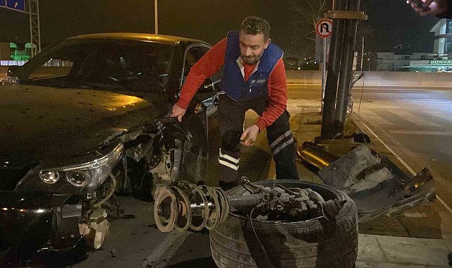 Kocaeli'de aydınlatma direğine çarpan otomobilin tekerleği koptu: 3 yaralı
