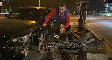 Kocaeli'de aydınlatma direğine çarpan otomobilin tekerleği koptu: 3 yaralı