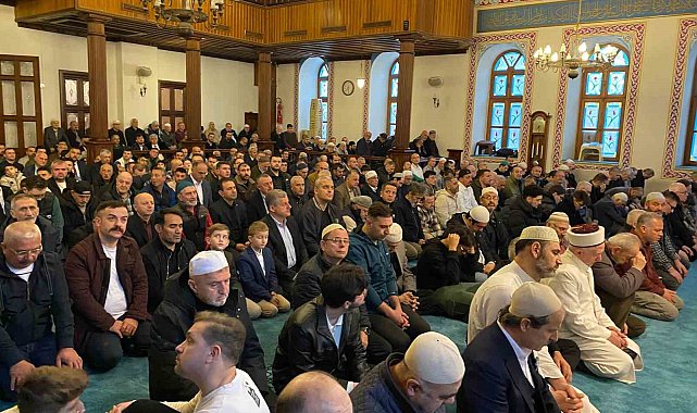Kocaeli'de vatandaşlar bayram namazı için camiye akın etti