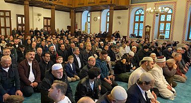 Kocaeli'de vatandaşlar bayram namazı için camiye akın etti