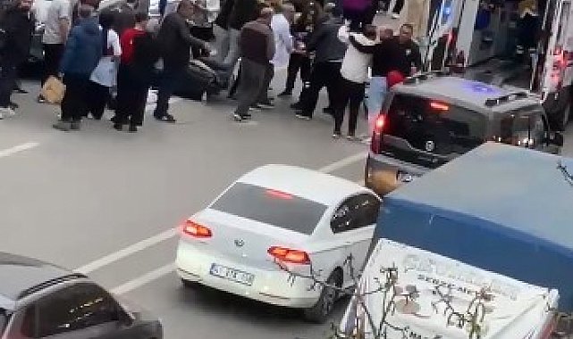 Kocaeli'nde korkunç kaza: Motosikletten düşen kadına kamyonet çarptı