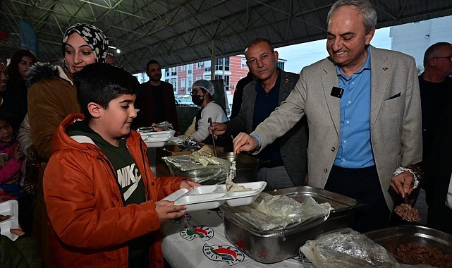 Kocagöz iftar yemeğini mahalle sakinlerine kendi eliyle yaptı