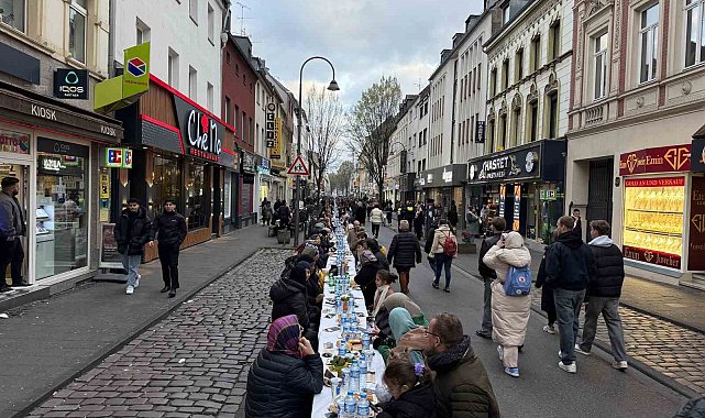 Köln'de yüzlerce kişi sokak iftarında buluştu