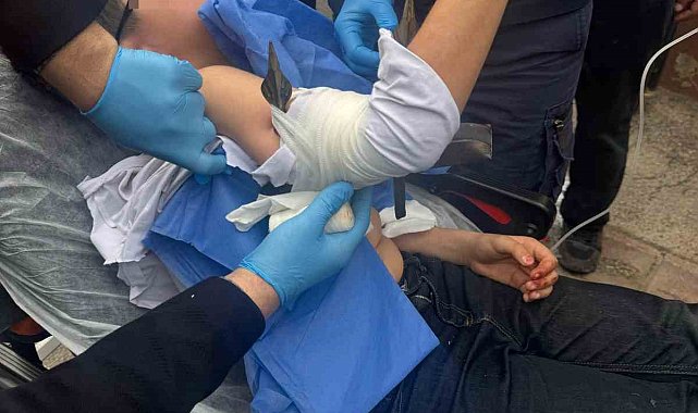 Koluna saplanan demir parmaklıkla hastaneye kaldırıldı