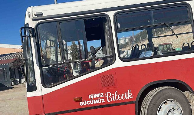 Kontak kapatan minibüsçüler belediyenin otobüsünü taşladı