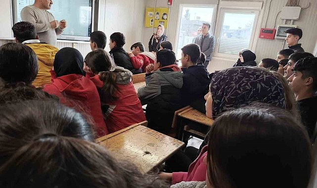 Konteyner sınıflarda kalan öğrencilere yazarlık mesleği anlatıldı