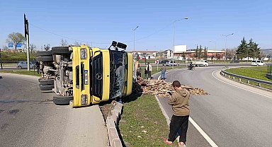 Kontrolden çıkan kamyon devrildi, sürücüsü yaralandı