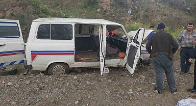Kontrolden çıkan minibüs şarampole yuvarlandı