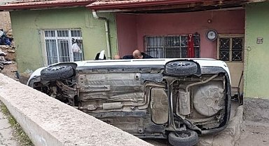 Kontrolden çıkan otomobil evin bahçesine devrildi: 1 yaralı