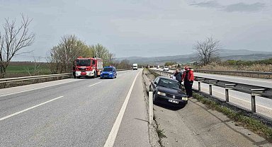 Kontrolden çıkan otomobil refüje uçtu: 2 yaralı