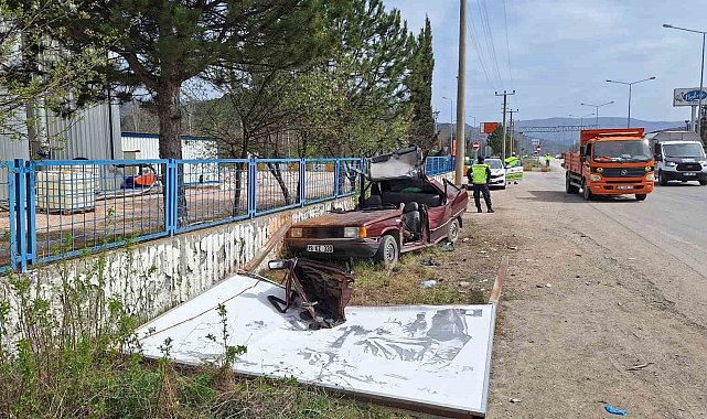Kontrolden çıkan otomobil reklam panosuna çarptı