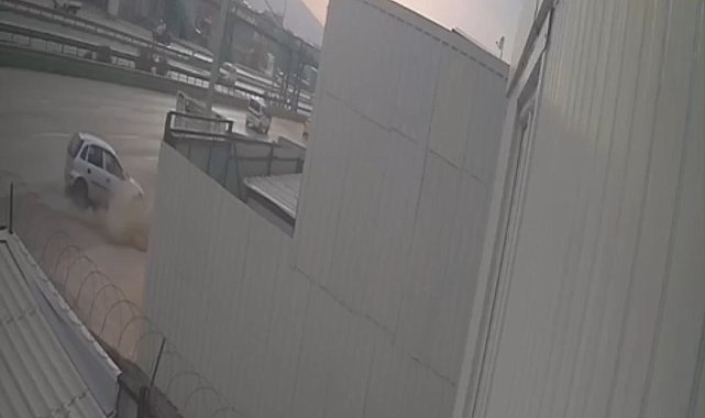 Kontrolden çıkan otomobil tırın altına girdi: 1 yaralı