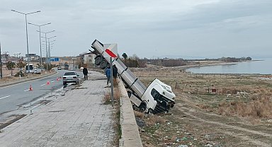 Kontrolden çıkan tır asılı kaldı: 1 yaralı