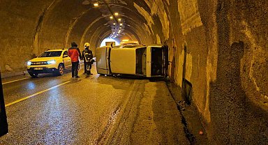 Kontrolden çıkan Tofaş tünelde devrildi; 1 yaralı